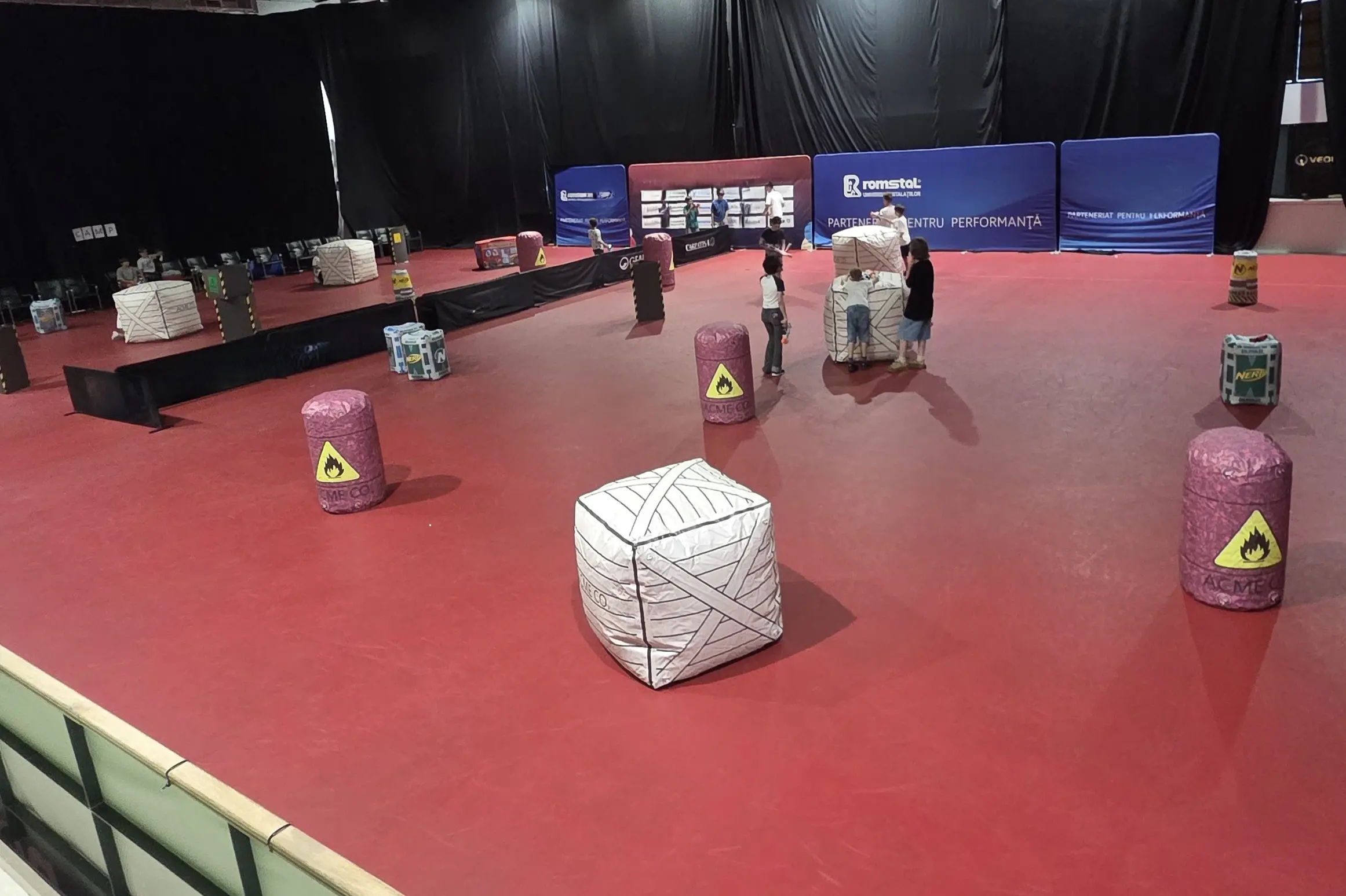 Copii jucând Laser Tag într-o sală de sport, eveniment în Otopeni