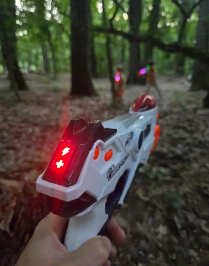 Copil concentrat jucând Laser Tag la petrecere în curte, Ilfov