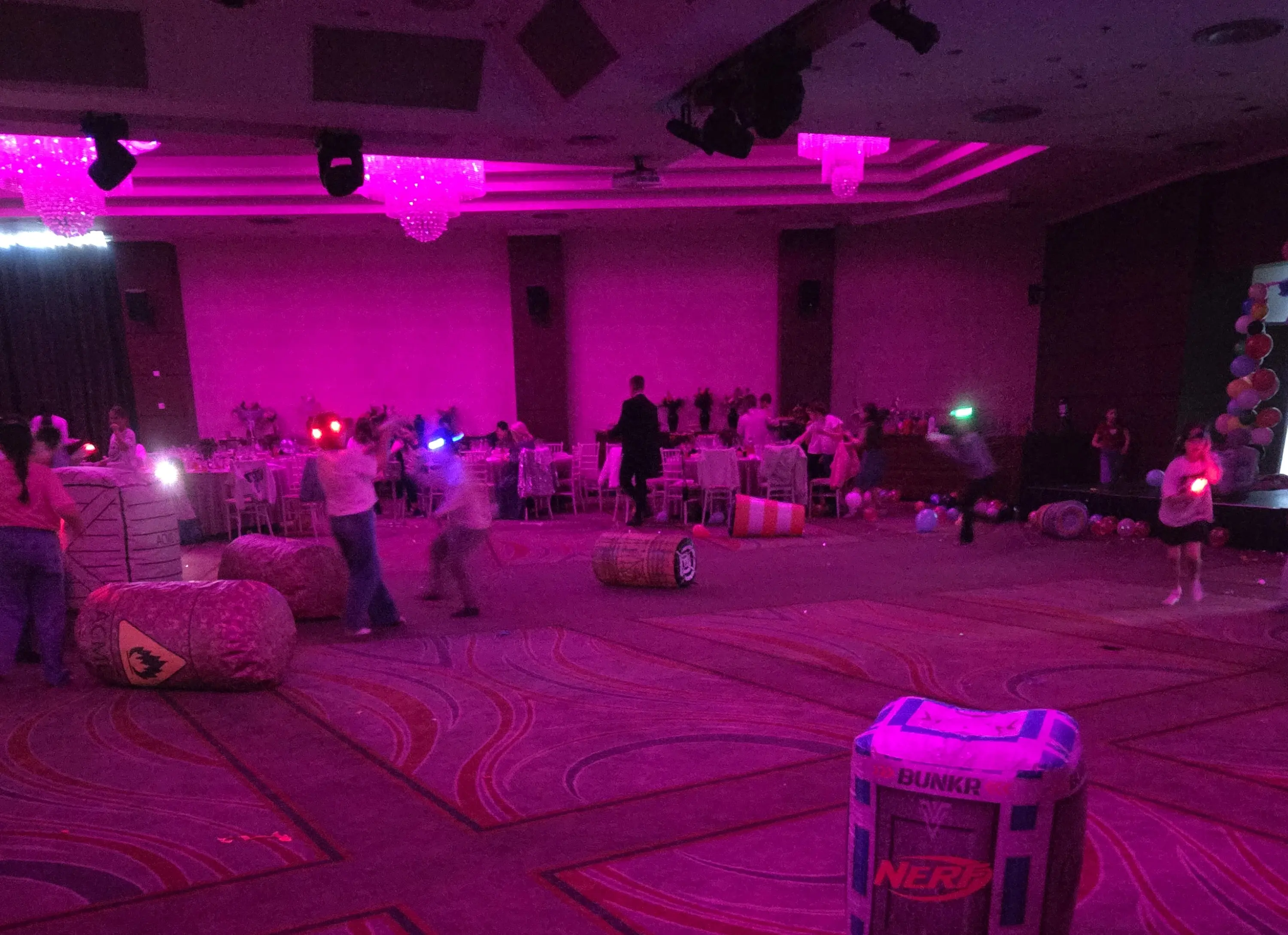 Laser Tag jucat ziua la lumina soarelui, petrecere copii în curte Pipera