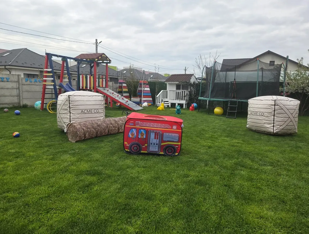 Arenă mobilă Laser Tag cu decor tactic montată în grădină, București
