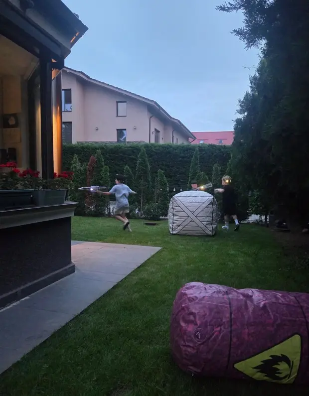 Copii jucând Laser Tag în curte, petrecere aniversare Otopeni