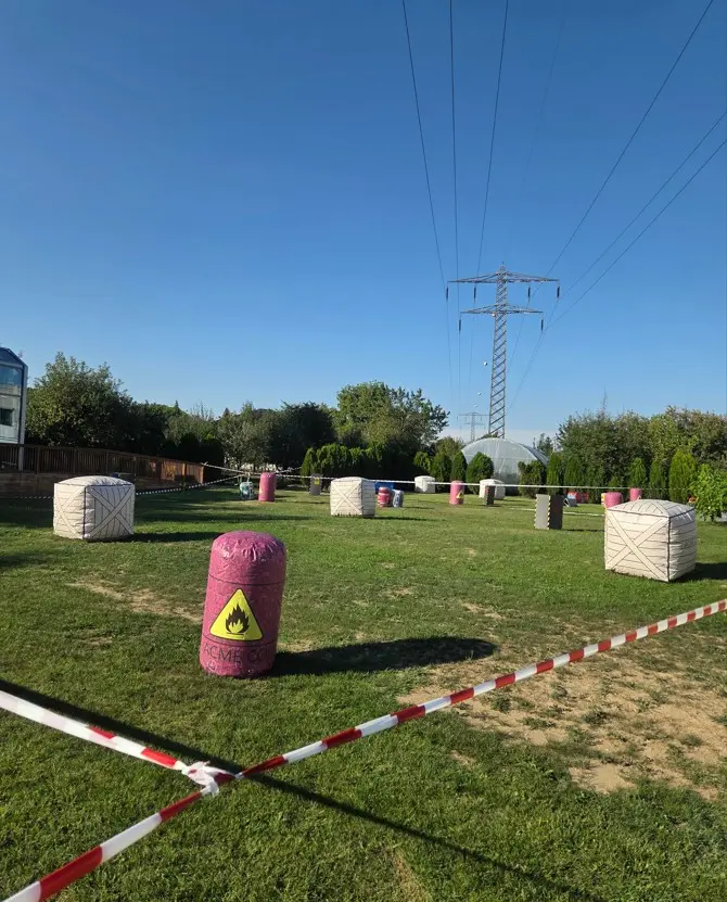 Copii alergând cu blastere Laser Tag la petrecere de zi de naștere, Ilfov