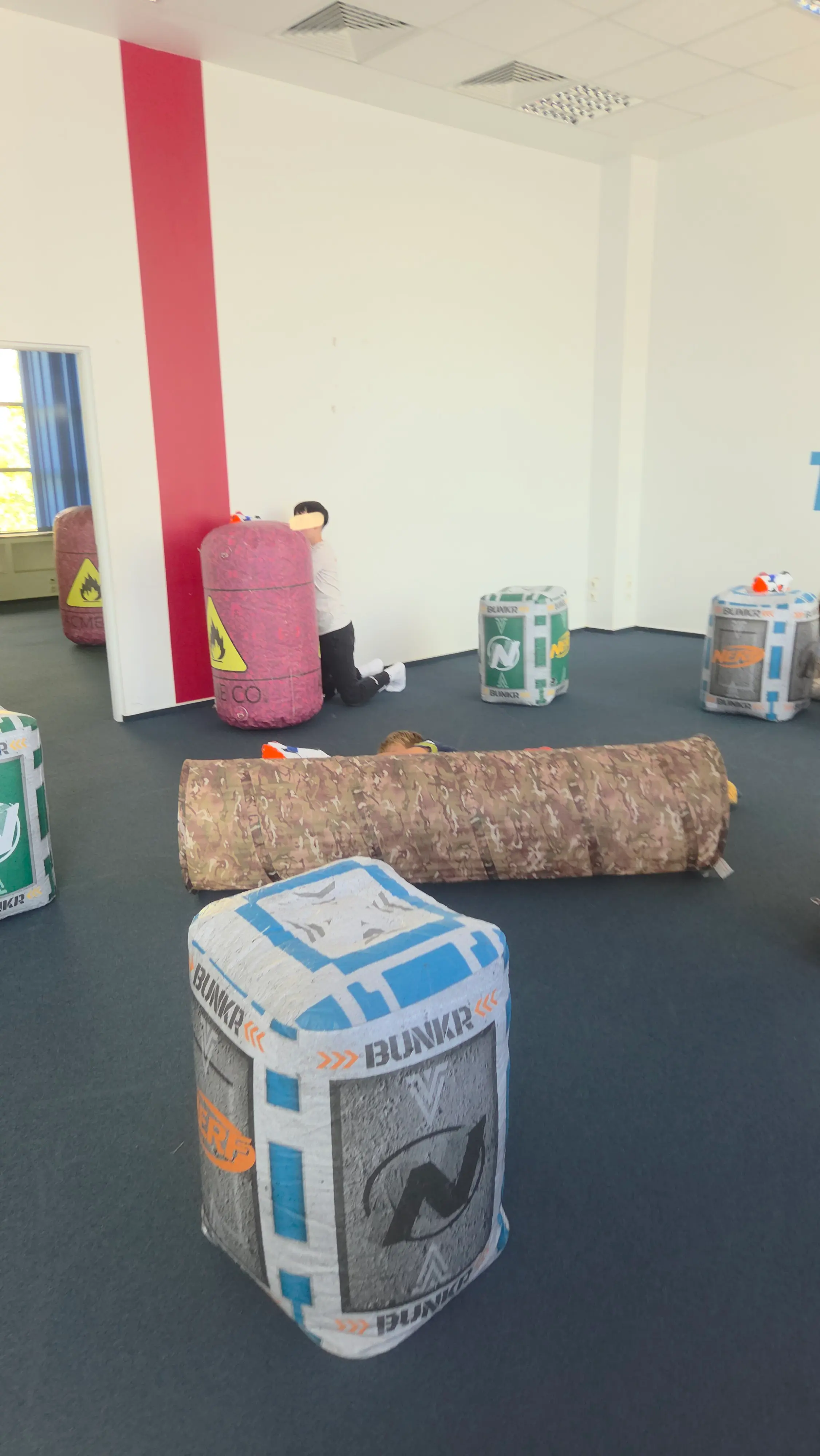 Arenă mobilă NERF Party cu obstacole gonflabile montată în curte, Ilfov