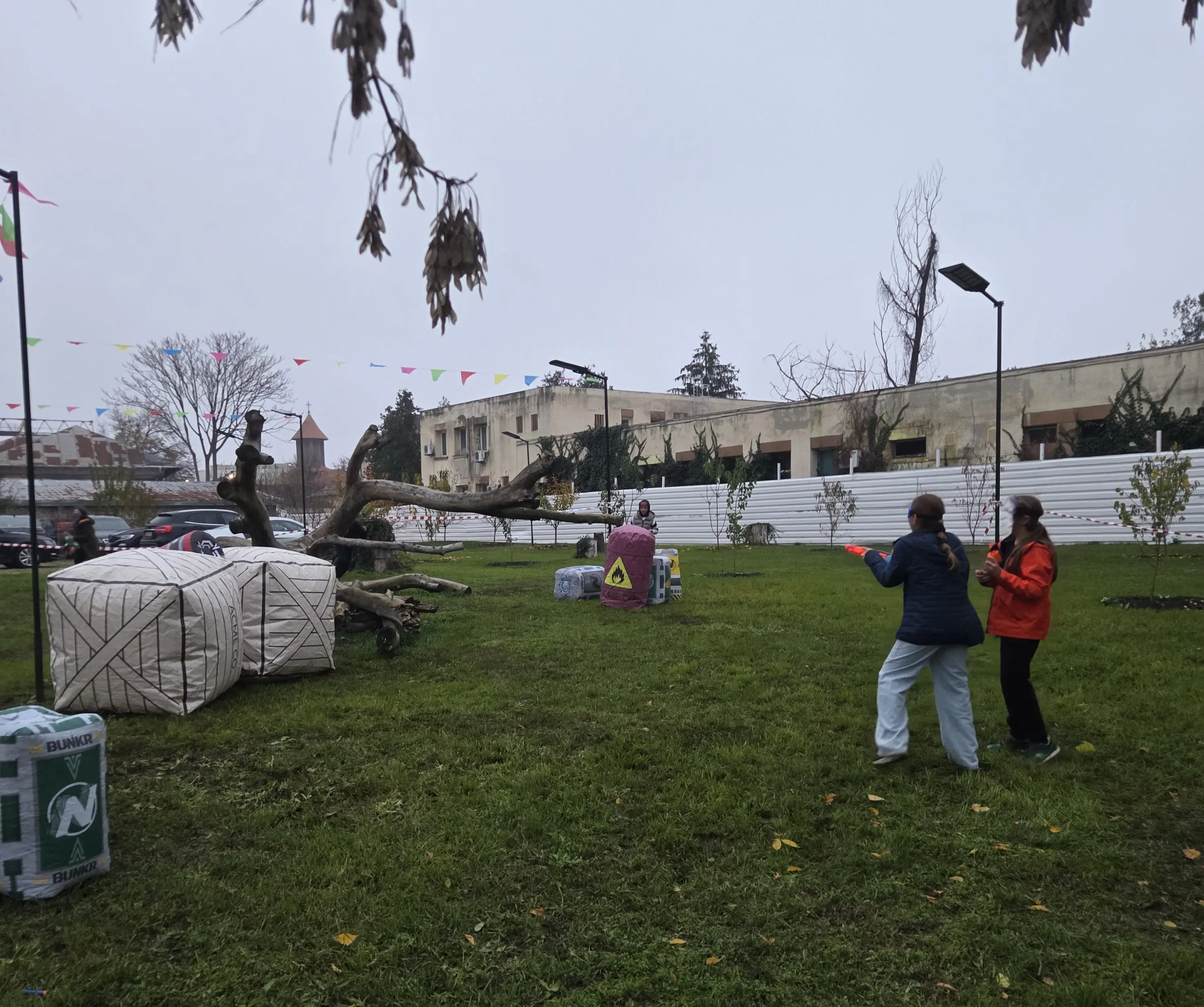 Copii alergând cu blastere NERF la petrecere mobilă, eveniment București-Ilfov
