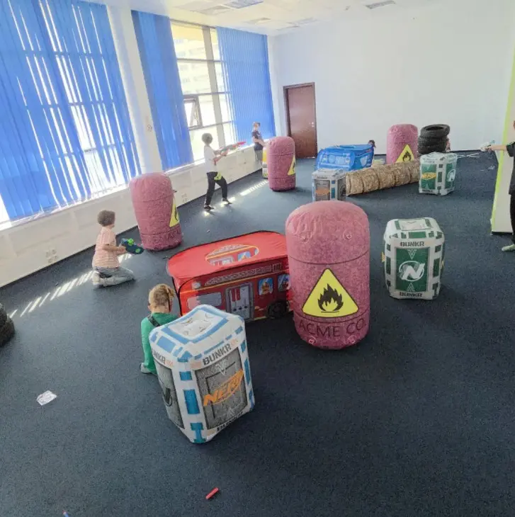 Copii jucând NERF Party în curte, petrecere aniversare Pipera