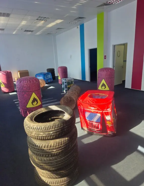 Montaj arenă mobilă NERF cu bariere tactice înainte de petrecere, Otopeni