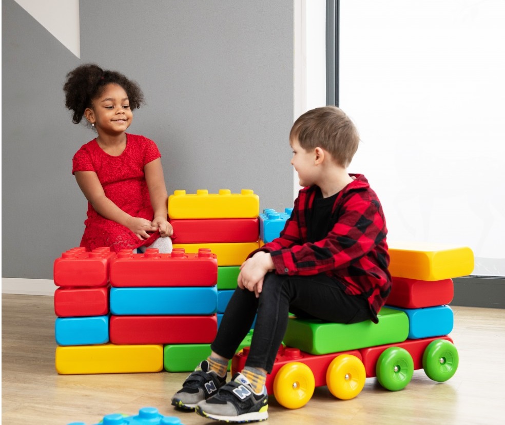 Copii construind cu piese LEGO gigant la o petrecere afară sau indoor