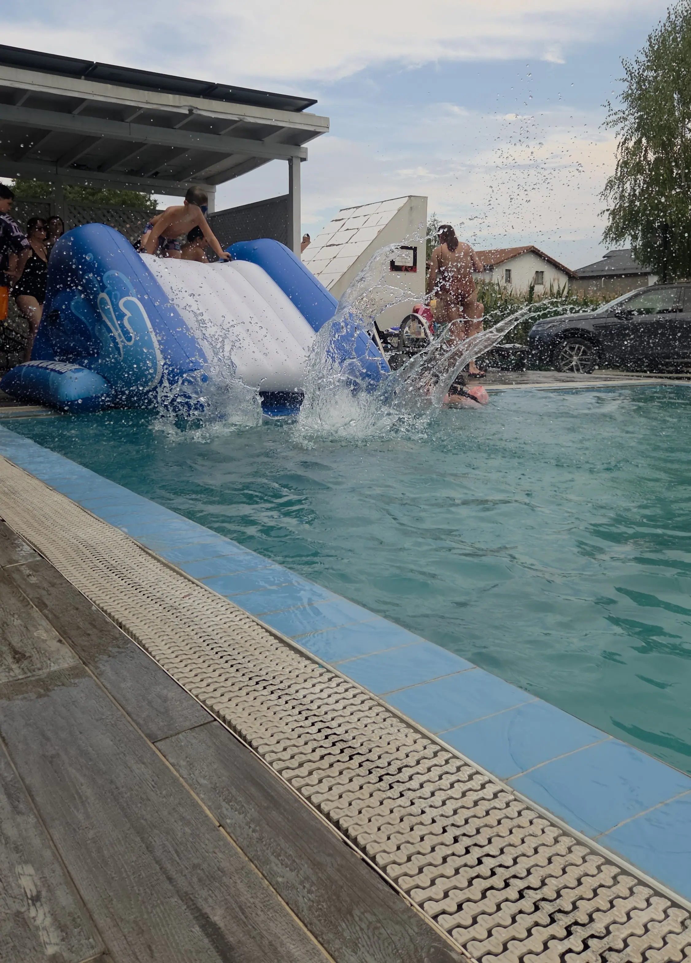 Tobogan gonflabil montat lângă piscină, eveniment în curte București-Ilfov